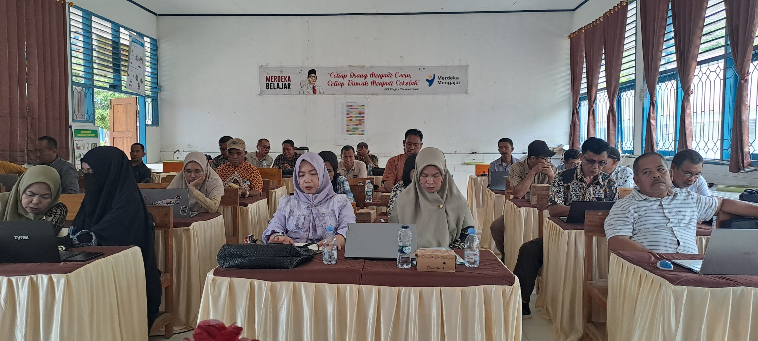 Read more about the article Menyongsong Era Pendidikan Modern: MKKS SMP Kolaka Timur Gelar Pertemuan Pamungkas Tahun 2025 dan Sosialisasi Digitalisasi Pembelajaran